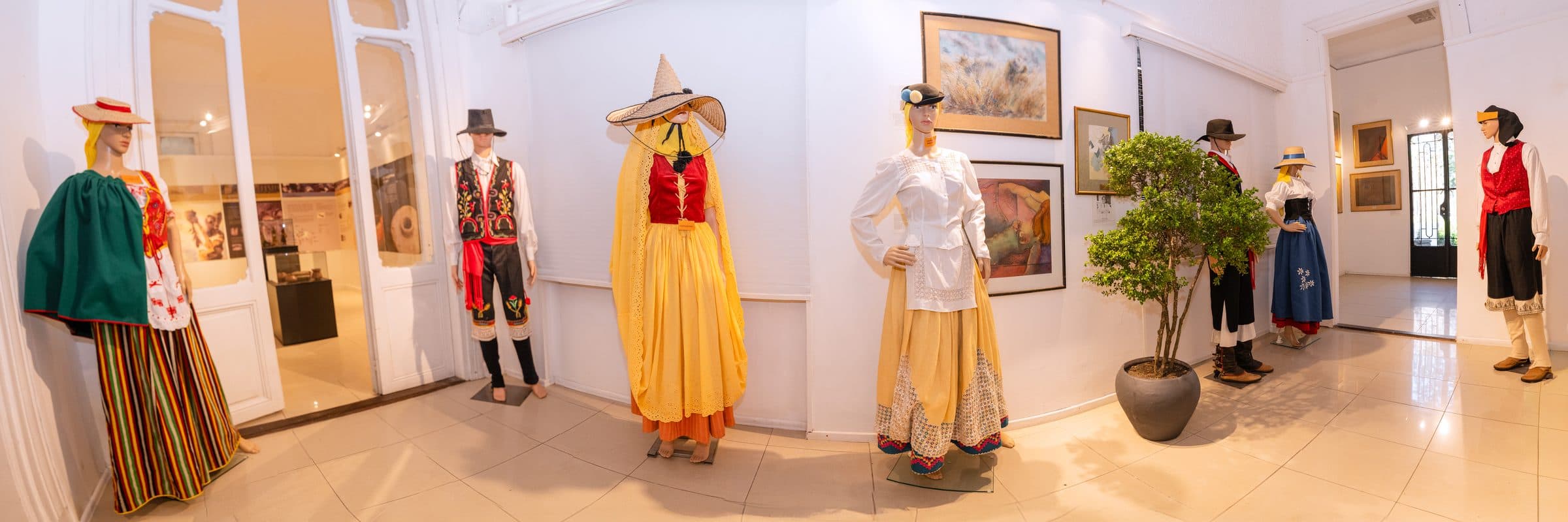 Trajes tradicionales en la sala principal